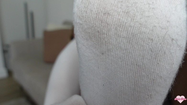 Brea Rose: Sudorosa hermanastra trabajando con el pie