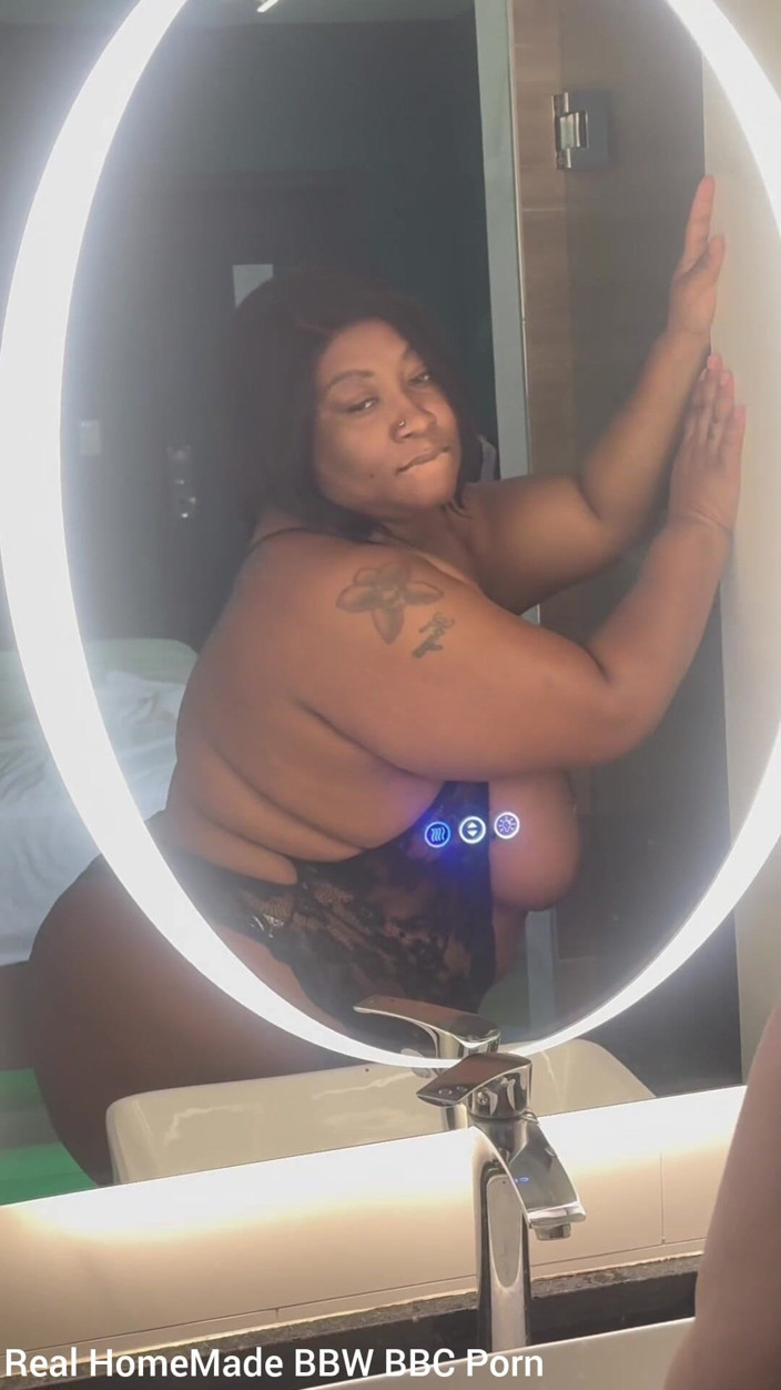 Super sexy ebony cuties: Позує, дражнить у сексуальному вбранні, смокче мій великий ділдо