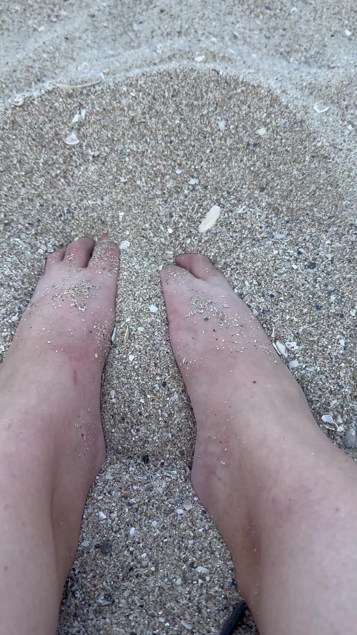 Young_strawberry: Dzień na plaży pocieraj moje duże seksowne stopy w piasku