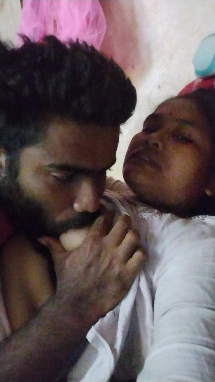 Mg3947731: Indická milfka s obrovskými prsy svléká sárí choli a šuká s...