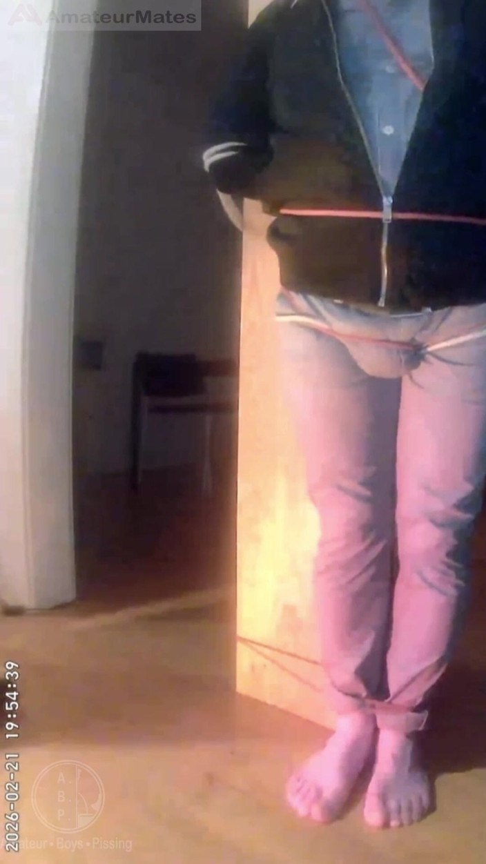 AmateurBoysPissing: Zoufalství z čůrání: Svázaný chlap se snaží vydržet, zatímco se s...
