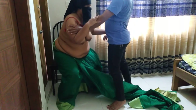 Aria Mia: 35 year old Ayesha Bhabhi came to collect the due...