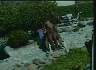 American Idol X: Negra pequeña follando en el jardín