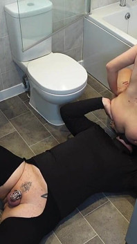 Femdom sprchová služba piss wc otrok