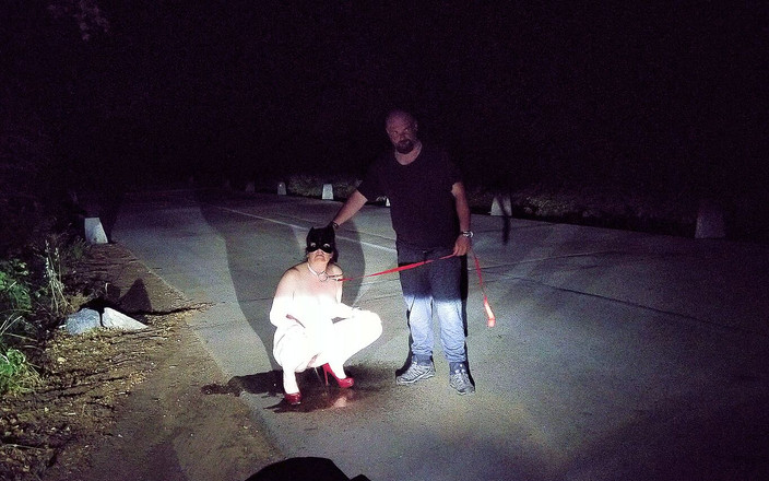 Toilet Mommy: ダムダムのおまんこは、プライベートバスルームの特権を必要としませんし、それに値しません!