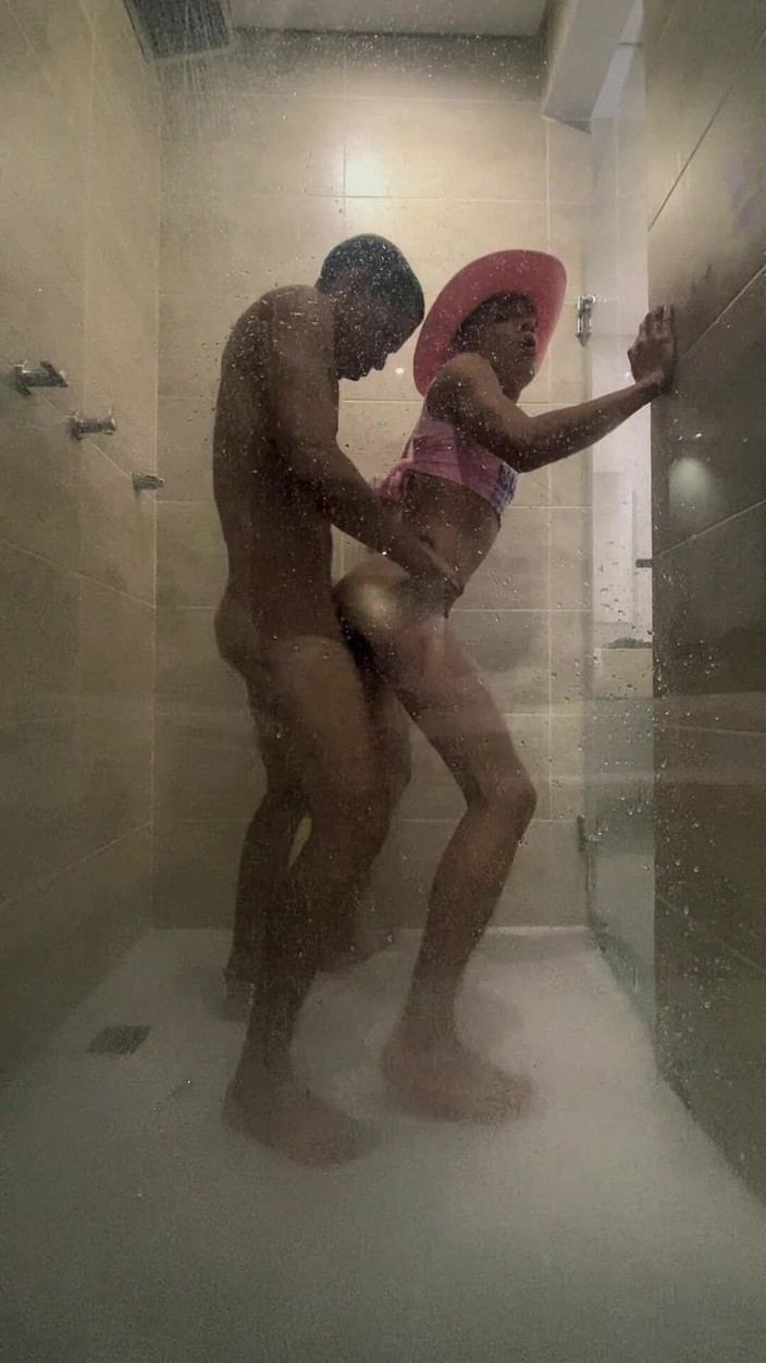 Tomas Styl: Femboy Wird Von Einem Fremden Im Badezimmer Des Hotels, in...