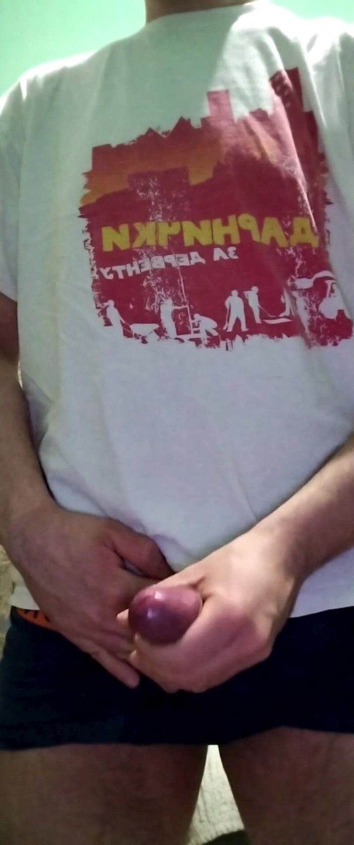 Cielni: Giovane gay si masturba fino a venire