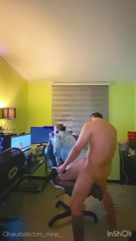 J’entre dans le bureau, je trouve mon patron excité puis je le baise