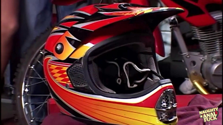 Naughty anal fuck: Kedua lubang sepasang pria beruntung ini dientot sama teman rambut...