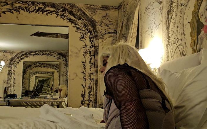 Submissive sissy: Soț travestit efeminat la hotel timp de 2 zile