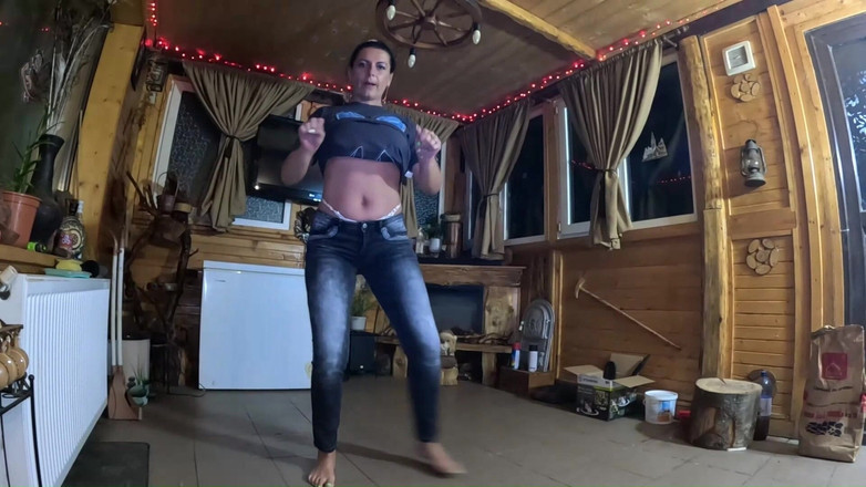 MilfyCalla: Tout sur la gorge - gorge profonde, seins out et contrôle...