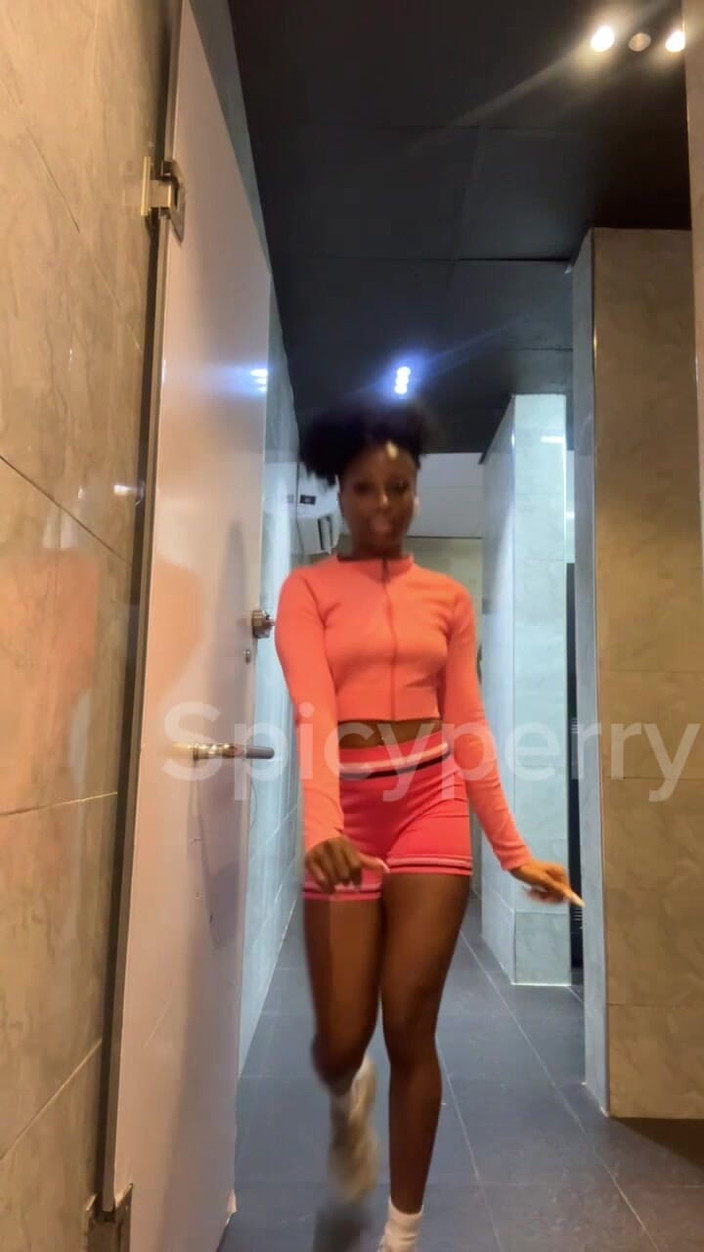 Spicy perry: 热辣的黑人少女在公共厕所撒尿