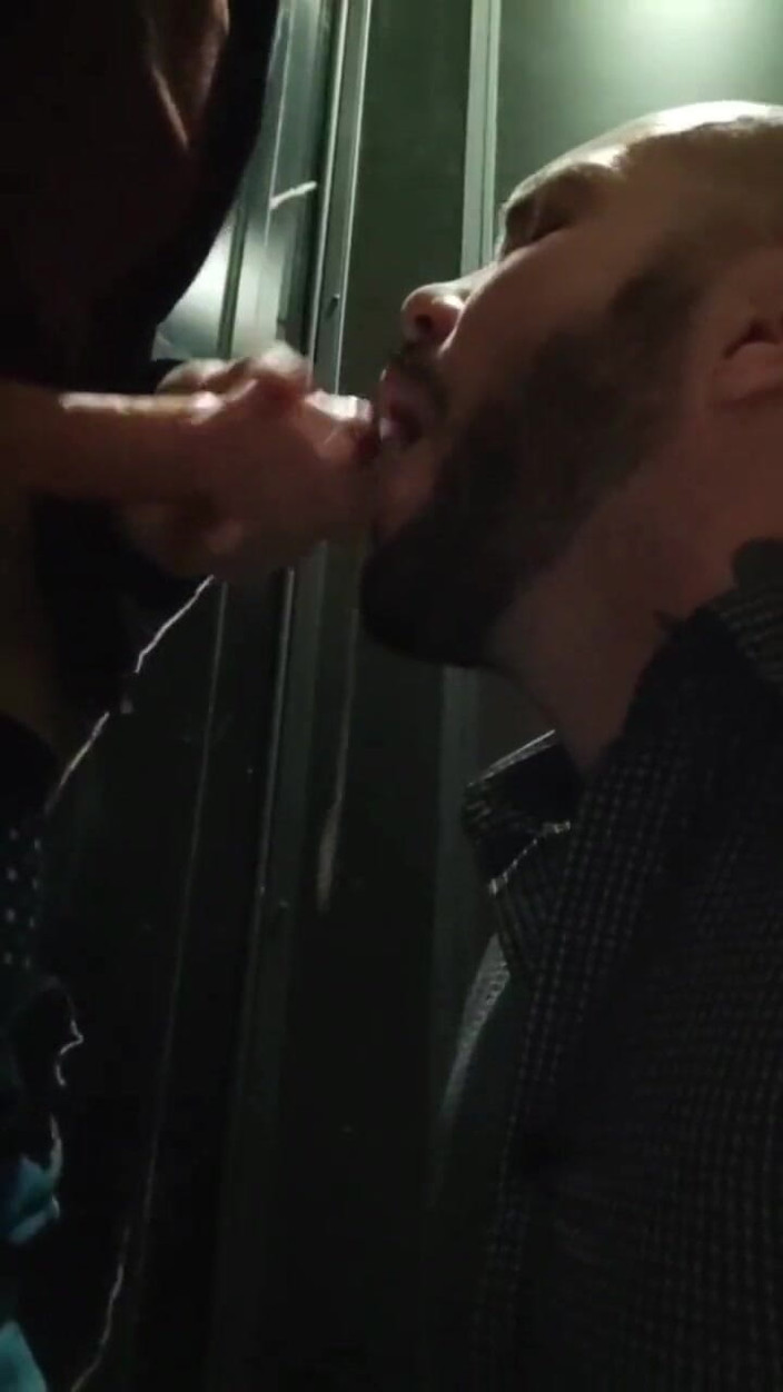 RusBros: in un bagno pubblico