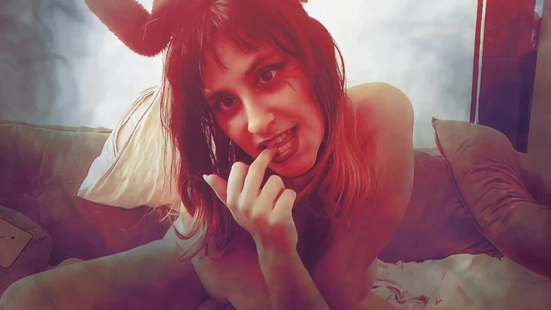 Ms Candy Bunny: Demonio cachondo atrapa un ángel - juego de culo - Halloween 2024