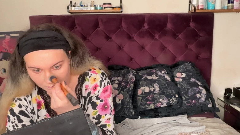 MissFFW: Perwersyjna dziwka nakłada makijaż na perwersyjną noc