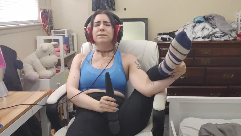 lilredvelvettt: 헤드폰을 쓰고 음악에 사정