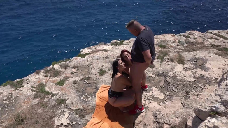 Nikky Thorne's Teen Club: Dvě nadržené děvky jsou venku pochcany