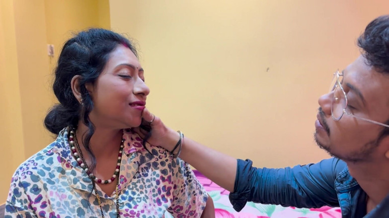 MrsEntertainer: Biwi Ko Bola apne Chef Ko muschi Kamsutra Ras Pilane...