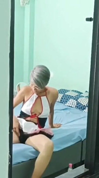 Sora mea vitregă lasă fereastra deschisă, este goală, devine tare și o umplu cu lapte
