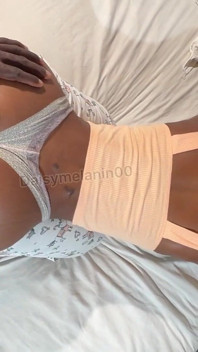 Une jeune fille sexy en pyjama moulant veut du sexe