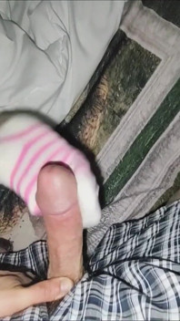 Hete roze en witte gestreepte sokbeurt sok aftrekken - klaarkomen op sokken