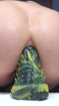 Analdehnen mit meinen drachen-dildos