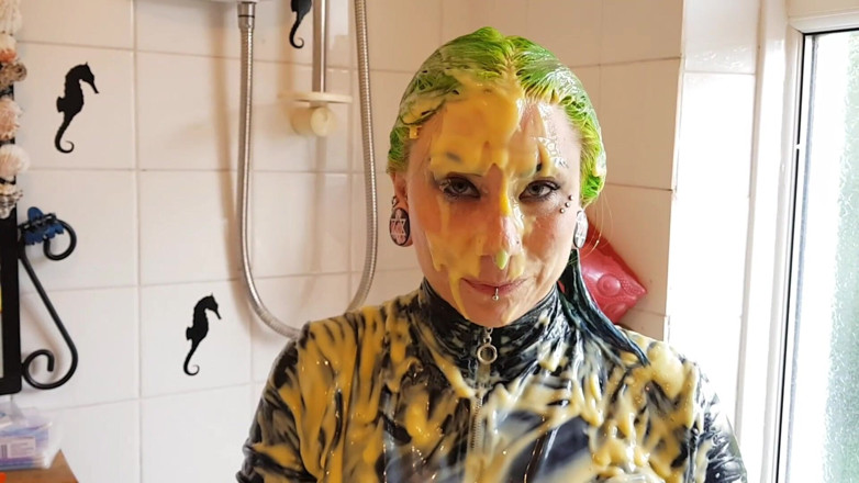 Tattooed Milfy Mama: Islak ve dağınık kremalı catsuit
