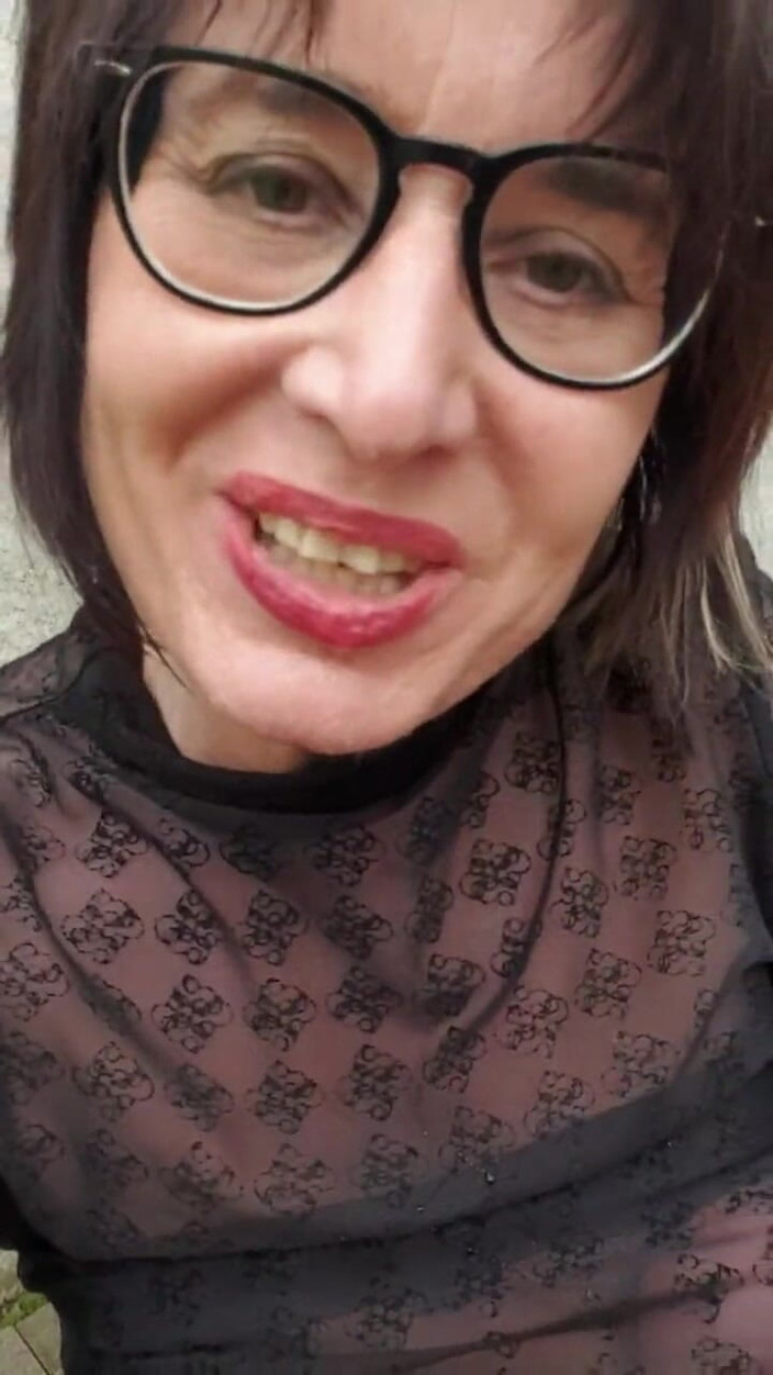 JulieEroticDress: Julie mit neuem piercing-Schmuck