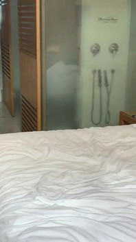 문신이 있는 괴짜가 큰 자지를 가지고 롤루도에게 엉덩이를 내주고 있다