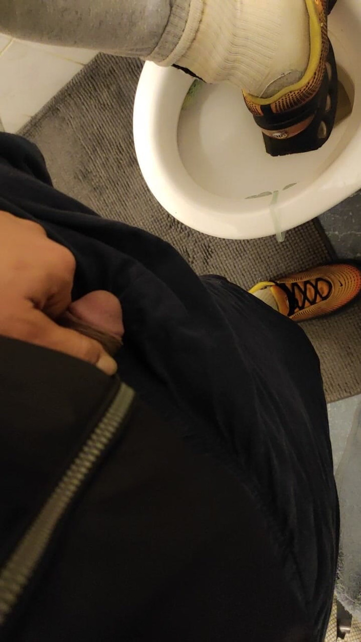 SmokedAlloy2: Dirtyjunkbro în toaletă plină de pișat, șosete mirositoare și pantofi sport umezi