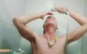 Sexual poses: Une jeune blonde se filme en prenant une douche