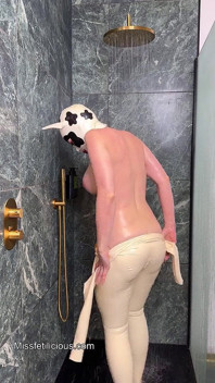 乳胶奶牛在淋浴间脱衣