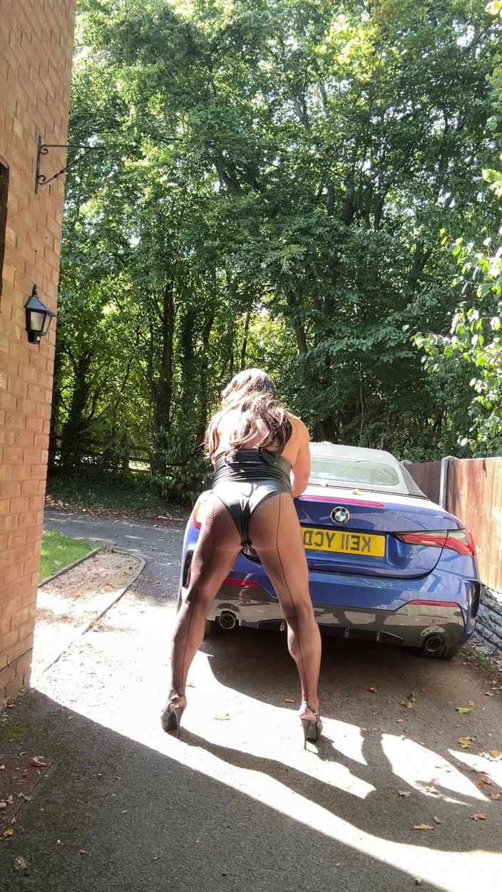 Kellycd2022: Sexy Crossdresser Kellycd2022 v černé pvc kombinéze a síťovaných punčochách