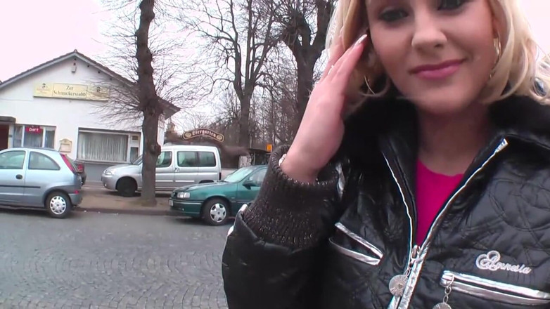 Big Tits World: Masturbare sexy pentru o curvă blondă țâțoasă