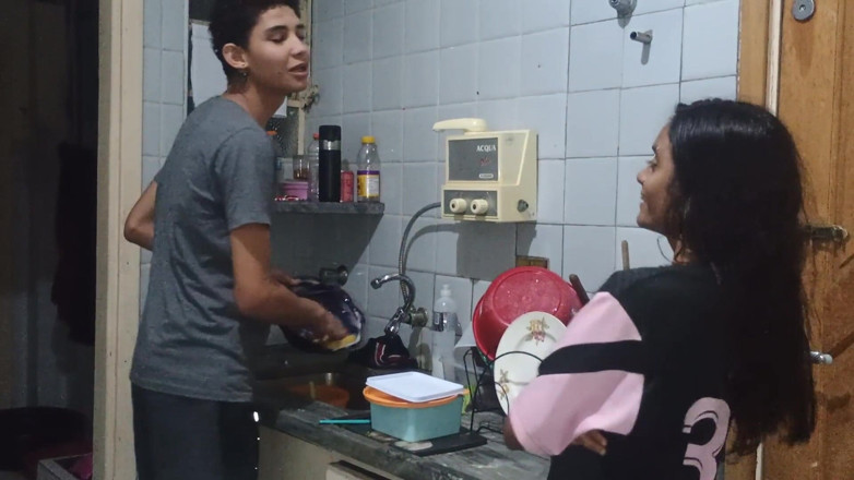 Jasmine Santanna: Dia meyakinkan abang tirinya untuk benar-benar panas semasa ibu bapanya...