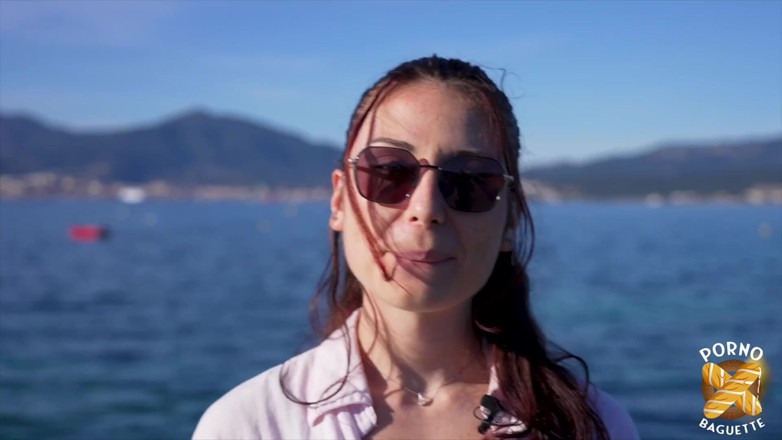 Porno Baguette: Mia, bella ragazza, viene scopata da un cazzo enorme
