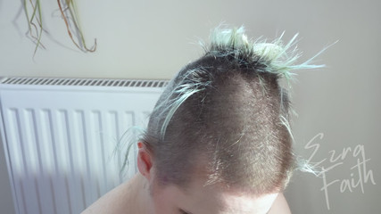 Ezra faith: Tıraş olmak için yaratılmış 4k - mecburi isteksiz kafa tıraşı- sakso sürtük -...