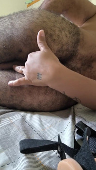 Ditalino anale nel culo