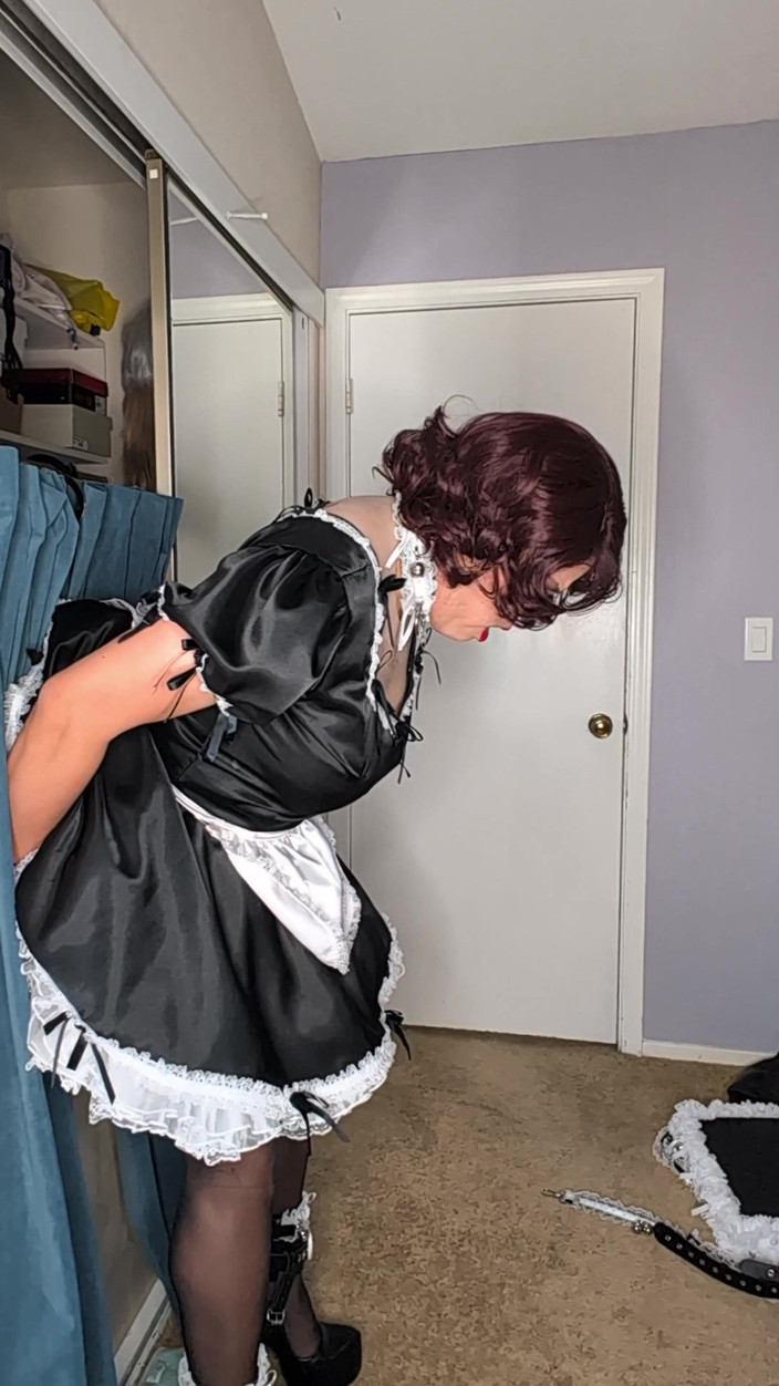 Sissy Candy: Serviciu de servitoare bleg practicând pe un vibrator la gaura...