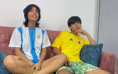 Aku nonton final piala adik tiriku yang imut dan aku akhirnya ngentot memeknya dan nunjukin siapa juaranya!