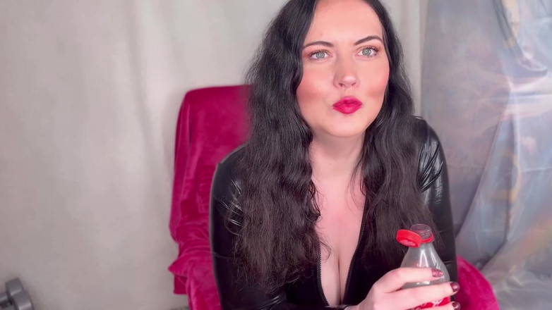 MissFFW: Miss Ffw disfruta de una botella de cola y burlo