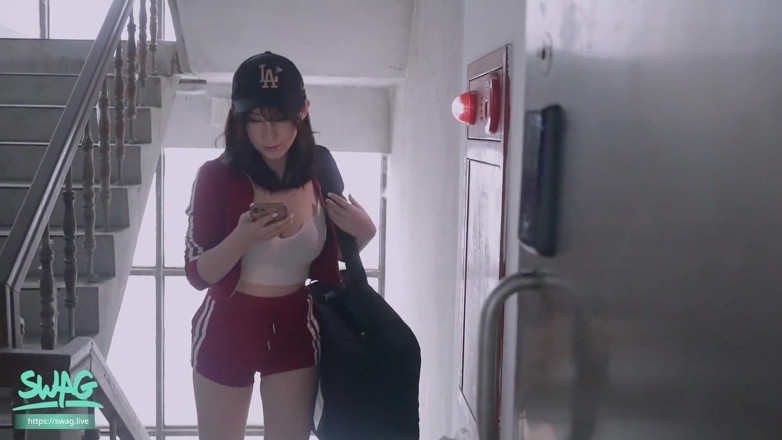 SWAG.live: Horny Couple Invite Delivery Into a Dirty Threesome