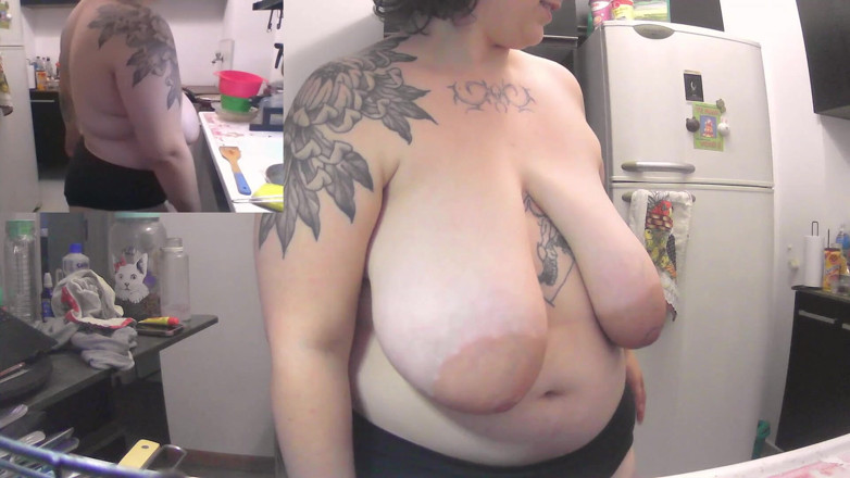 alucidfever: Je fais la vaisselle avec mes seins flasques