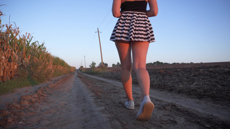 Teasecombo 4K: Spähen von heißem asiatischem mädchen, das höschen unter rock-fantasie blank...