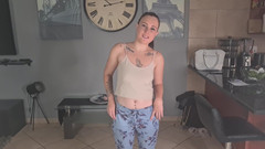 InkedButterfly69: Brunetka wyjaśnia każdy kawałek tatuażu na swoim kołysanym ciele.