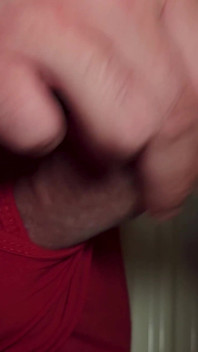 Close-up: ordenhando pau com minha boca, todo gozada dentro da Asmr