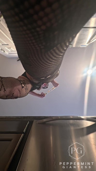 73 Giantess gotuje nadziewane skorupy - mały człowiek przywiązany do mojego 8-calowego obcasa POV