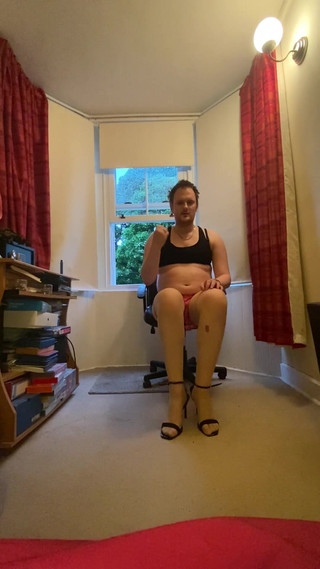 Ava Maxwell: 穿着棕褐色丝袜的撸管指挥