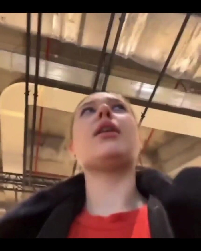 JuiceLussie: Masturbuje v šatně