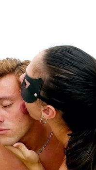 Domina leckt ihr gesicht